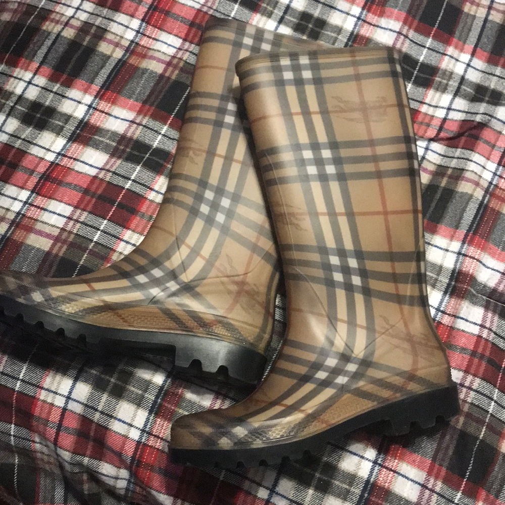 Burberry rain boots love them but they fit more like a 7 to 7.5